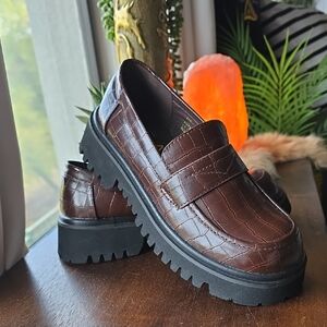 Brown Crocodile Pattern Lug Sole Loafers Size 7